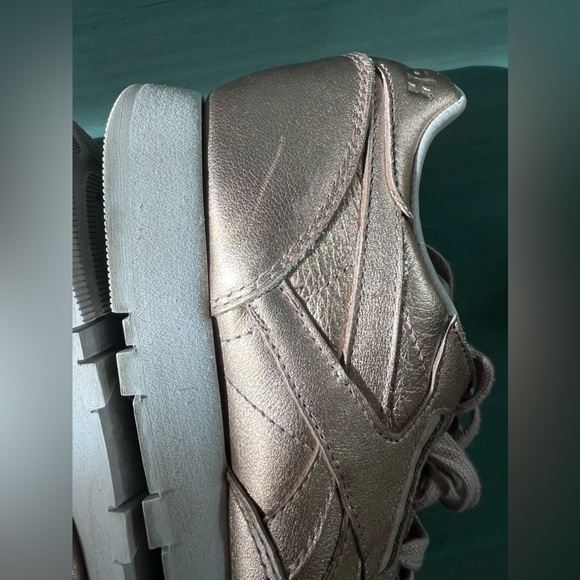 Reebok Classic Leather Melted Metal
Pearl/Rose Gold Metallic Sneakers - Picture 11 of 15